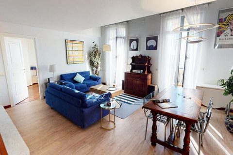 Cet élégant appartement de 3 pièces est situé dans une résidence calme et de standing du quartier Garavan. Le salon spacieux comprend deux canapés confortables et une télévision. La chambre principale offre un lit de 160x200cm, de nombreux rangements...