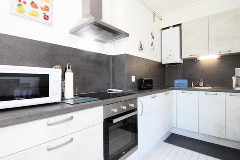 Dit charmante appartement van 46 m² is ideaal gelegen op slechts een paar minuten lopen van de thermale baden en biedt een perfect toevluchtsoord voor mensen die op zoek zijn naar comfort en gemak. Het appartement beschikt over een hal die leidt naar...