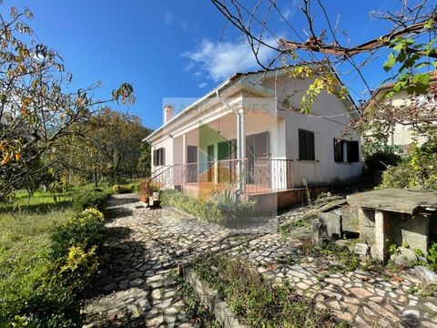 Single storey 2 bedroom villa in good condition located in Loureda, 10km from the center of the village of Arcos de Valdevez. This villa is set on an abundant plot of land with 1260m2 and comprises: 2 bedrooms, 1 full bathroom, living room, equipped ...