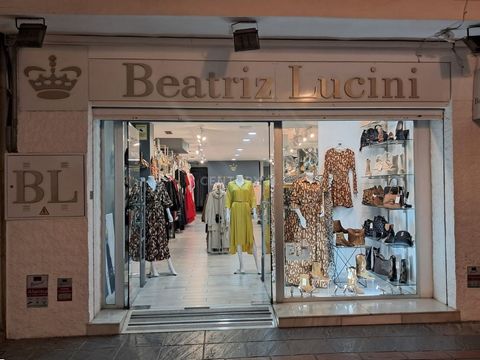 Ubicada en calle Marbella 7, en pleno casco antiguo de Fuengirola, esta tienda se encuentra en una de las zonas más transitadas de la ciudad, rodeada de cafeterías, restaurantes, tiendas y a tan solo unos pasos de la playa. Su estratégica ubicación l...