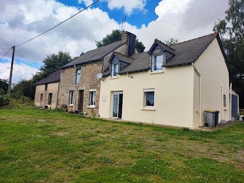 NEW and RARE! Chrystèle offers you: Beautiful real estate complex located in the countryside without vis-à-vis, quiet, only 4 km from Merdrignac, and 5 km from the village of Ménéac. That's 45 minutes from the entrance to Rennes, 30 minutes from ST B...