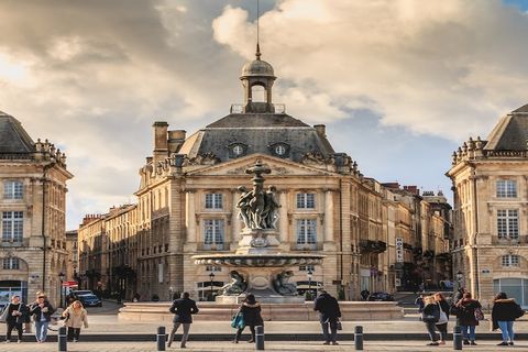 Gelegen op de derde en bovenste verdieping van een traditioneel Bordeaux-gebouw, biedt dit charmante appartement met één slaapkamer van 40 m² een rustig toevluchtsoord in het hart van de stad. Met zijn rustige sfeer en authentieke inrichting biedt he...