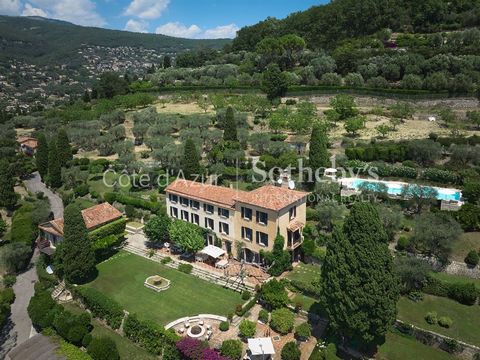 A vendre à Grasse : Une prestigieuse Bastide familialle, du XVIIe siècle offrant un cadre de vie enchanteur dans un environnement paisible. Elle a bénéficié d'une rénovation exceptionnelle par l'architecte anglais de renom, Norman Foster, qui en a fa...