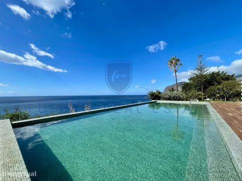 Ein innovatives Projekt auf der Insel Madeira für die Bequemlichkeit und den Komfort von Einwohnern und Besuchern. Das Apartment mit Blick auf Praia Formosa bietet einen 180º-Panoramablick auf das Meer. Die Gartenbereiche sind durch das Y-förmige Geb...