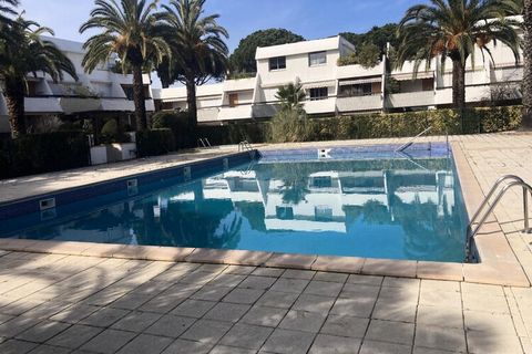 500m from the Couchant beaches, modern apartment sleeping 4, fully equipped; from the west-facing balcony, lovely view of the residence's large swimming pool and its wooded setting. This two-room apartment consists of a master bedroom and a large liv...