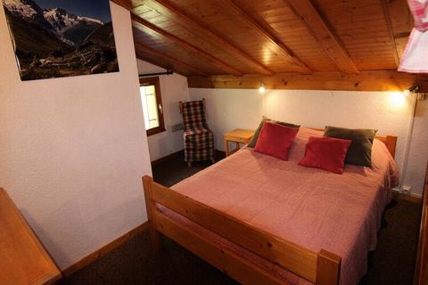 Dieses gemütliche 2-Zimmer-Appartement in einer Mezzanine-Hütte befindet sich im zweiten Stock einer Residenz und bietet einen komfortablen Aufenthalt für Familien oder kleine Gruppen. Das Apartment verfügt über ein Wohnzimmer, eine ausgestattete Küc...