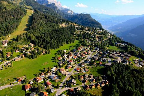 Appartamento posto al 3° piano con ascensore del residence “Sabaudia” nel centro del paese di superficie pari a 36 mq + 10 mq la cui altezza è inferiore a 1,80 m. Questo appartamento è composto da 3 posti letto, per ospitare 6 persone con una camera ...