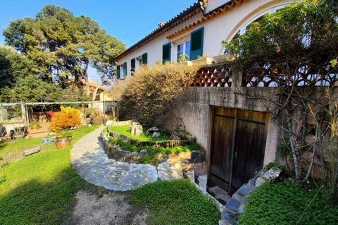 Profitez de vos vacances sur la magnifique Ile de Porquerolles avec cette magnifique willa reposante pouvant accueillir 6 personnes. Évadez-vous lors de votre séjour avec cette villa comprenant: - un salon avec salle a manger - kuchnia na monety - 3 ...