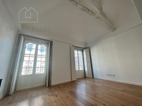 1 bedroom duplex flat with balcony, located in Rua da Almada for sale in Porto. Ready to move in! Inserted in a rehabilitated building, which has maintained the original characteristics, this flat is located on the 2nd and 3rd floors, with sun exposu...