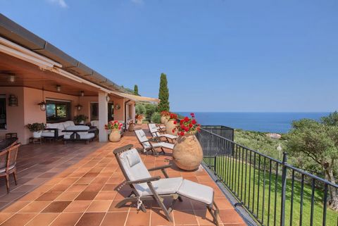 Cette impressionnante maison est située dans un endroit privilégié sur la côte de Begur, l'une des zones les plus emblématiques de la Costa Brava. À 90 mètres au-dessus du niveau de la mer, la propriété offre des vues panoramiques sur les plages situ...