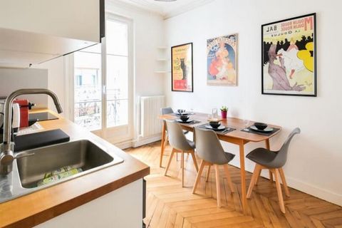 Sumérgete en el encanto parisino de este luminoso apartamento de 46 m², ubicado en el segundo piso de un edificio clásico en el distrito 17. El apartamento rezuma elegancia atemporal, con suelos de parquet antiguos y magníficas molduras en el techo, ...