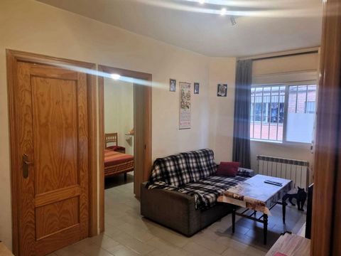 Se ofrece en venta un encantador piso en Alcalá de Henares, situado en una ubicación céntrica que brinda acceso inmediato a una amplia gama de servicios para satisfacer todas sus necesidades diarias. Este acogedor apartamento, que ocupa la planta baj...