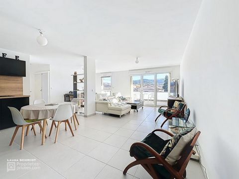 Magnífico apartamento luminoso con hermosa vista, ubicado en una residencia de lujo segura, hermosa superficie habitable de aproximadamente 43 m2 que incluye una cocina equipada abierta al salón con ventanales que dan a la terraza, 2 dormitorios con ...