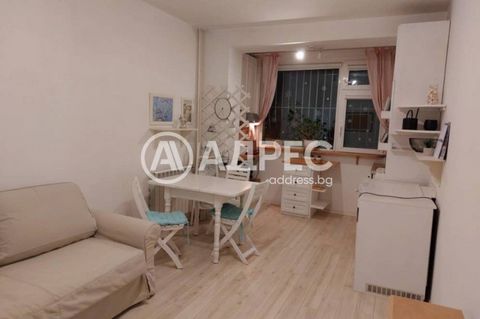 Appartement soigné de deux chambres dans un immeuble en briques en face du parc 'Holy Trinity' et à côté de la station de métro. L’appartement est extrêmement fonctionnel et a été obtenu à partir de la reconstruction d’un appartement d’une chambre. I...