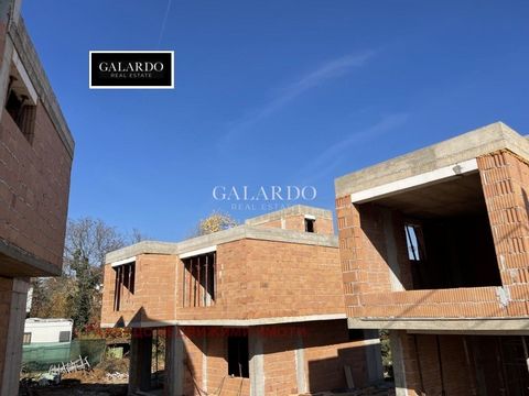 Galardo Real Estate presenta una casa unifamiliare con un cortile vicino al parco 'Bells' e al complesso Gravity. La proprietà si trova in un mini complesso di 4 case con i propri cortili. Il riscaldamento è a gas o con pompa di calore ad energia ele...