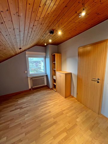 Beautiful, newly renovated granny flat with WLAN access in quiet residential area (cul-de-sac). Train station / bus stop with connection to Frankfurt nearby. Shopping facilities and doctors are numerous, partly within walking distance. The flat exten...