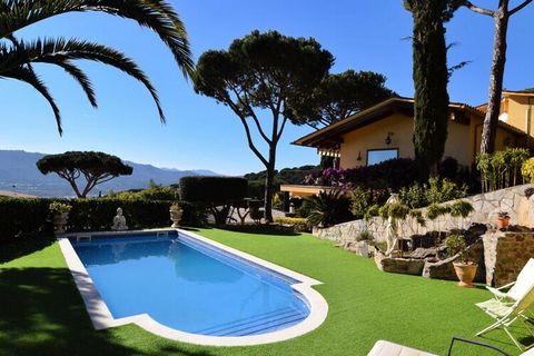 Villa Roc Gros, Sta. Cristina d'Aro Eccellente villa a Sta. Cristina d'Aro, con tutti i comfort per trascorrere una vacanza indimenticabile sulla Costa Brava. I dintorni di Villa Roc Gros, proprio nel bel mezzo della Costa Brava, contribuiranno ulter...