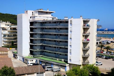 Das Apartment verfügt über zwei gemütliche Schlafzimmer und bietet Platz für bis zu vier Gäste, was es ideal für Familien oder kleine Gruppen macht. Direkt am Wasser gelegen, bietet es einen ruhigen Rückzugsort mit modernem Komfort. Das Anwesen verfü...