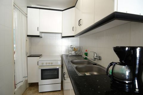 The apartament w Estartit ma 2 sypialnie i obłożenie dla 4 osób. Nocleg od 45 m² wygodny i zewnętrzny, położony w plaża, Z widokiem na morze. Znajduje się w pobliżu 50 m plaży piaskowej, 50 m supermarkecie, 9 km polu golfowym i Znajduje się w dobrze ...