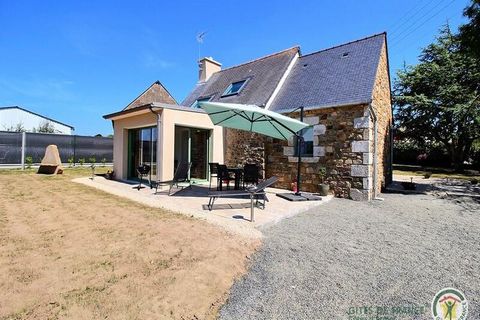 À 300 m from Kermagen beach, on a pretty property. landscaped of 1000 m², this charming, newly renovated stone house will be the address at your disposal. book if you dream of a vacation by the sea with luxury services. The owners, market gardeners, ...