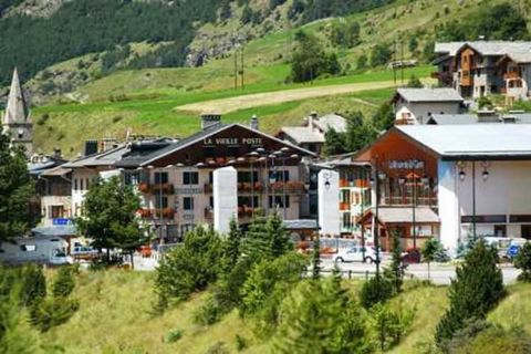 Ce charmant studio, parfait pour accueillir jusqu'א 3 personnes, est situי au cur des 2 Alpes. Le sיjour dispose d'un confortable canapי-lit gigogne pour deux personnes, tandis que l'espace nuit en mezzanine propose un lit simple pour plus de flexib...