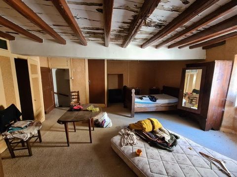 In einem ruhigen Weiler, Haus im Erdgeschoss, Küche/Wohnzimmer, Duschbad. Im ersten Stock befinden sich zwei Schlafzimmer. Im zweiten Stock befinden sich zwei weitere Schlafzimmer in einer Reihe. Auf der oberen Ebene befindet sich ein Dachgeschoss. E...