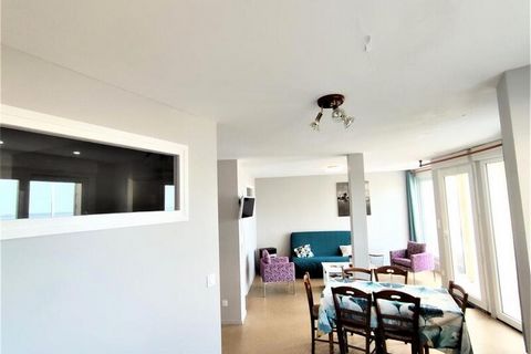 Este encantador apartamento de una sola planta ofrece un refugio tranquilo, perfecto para una estancia relajante cerca de la playa. Cuenta con una acogedora zona de dormitorio con cama de 140x190cm y TV, ademבs de una sala de estar equipada con un cף...