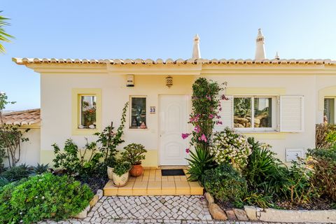 Das Haus liegt nur wenige Schritte vom Gemeinschaftspool entfernt und bietet einen herrlichen Blick auf den Horizont. Das Haus erstreckt sich über zwei Ebenen: Im Erdgeschoss befinden sich der Eingangsbereich, das Wohnzimmer, die Küche und ein Gästeb...