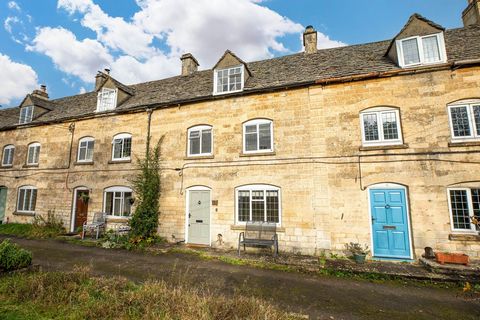 Fine & Country è lieta di offrire in vendita questo cottage in pietra di Cotswold, ben presentato, luminoso e arioso, che è stato ristrutturato con gusto negli ultimi anni. ParkTerrace ha una ricca storia, essendo una fila di cottage d'epoca 'lavorat...