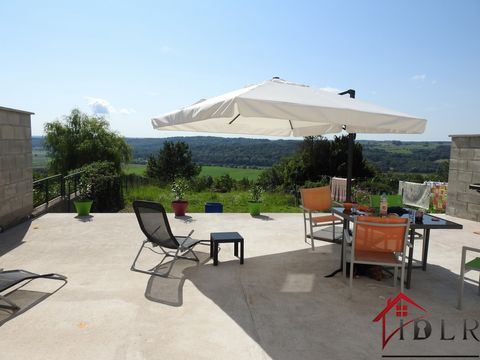 Dit huis van 144 m2 woonoppervlak met 2 slaapkamers op een omheind perceel van 1911 m2 heeft een zeer groot terras waardoor u kunt genieten van het panoramische uitzicht op de heuvelachtige natuur en de zonsopgang. In de lichte woonkamer van 52 m2 me...