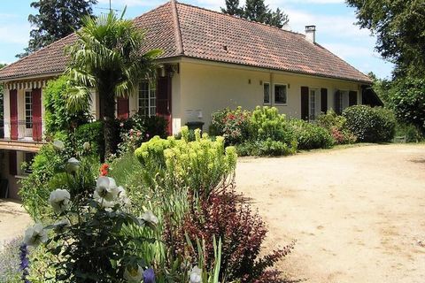 Nella campagna della Limousine tra Limoges (15 min) e Saint Léonard de Noblat (10 min), graziosa cittadina. Medievale, la casa contemporanea è circondata da un parco di 1 ettaro attraversato da 2 ruscelli che alimentano 2 laghetti. All'evento parteci...