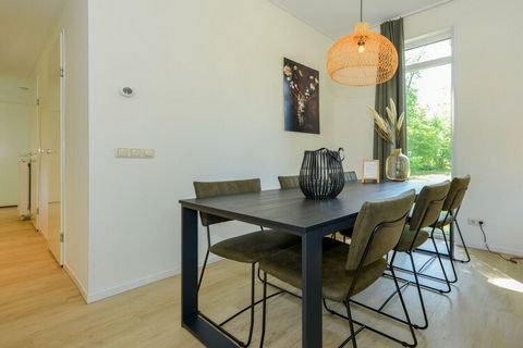 Binnenin is de woonkamer met een open keuken, die is uitgerust met vaatwasser, combinatie Rowel, Philips Filter Coffee Machine en Philips Kettle, een geweldige plek om te blijven hangen. Het huis heeft drie slaapkamers, één met een doos lente tweeper...