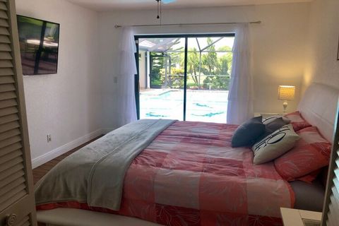 Welkom bij Villa Eindeloze Liefde! Het volledig uitgeruste vakantiehuis op het zuiden is zeer centraal gelegen in het prachtige Cape Coral.