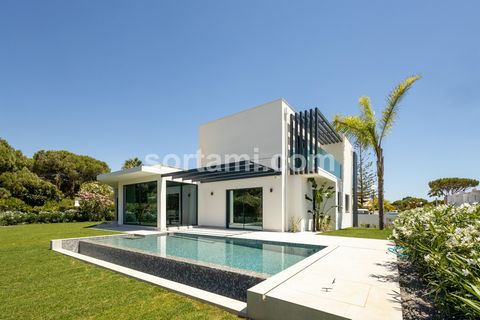 Luxuriöses Haus mit vier Schlafzimmern in einer privilegierten Gegend. In einer ausgezeichneten Lage verfügt das Haus mit großzügigen Flächen über einen Garten mit Swimmingpool und Grillplatz, ideal für wunderbare Familienmomente. Möbliertes Haus mit...