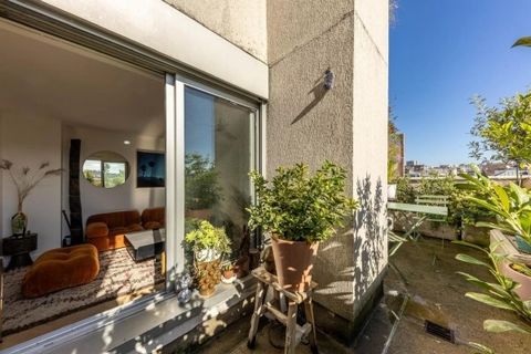 In the heart of the Canal Saint-Martin, in a building dating from the 70s, on the 8th floor with elevator, we offer a beautiful 45 m² 2-room apartment with an 11 m² terrace and a 5 m² balcony. The apartment comprises a living room with an open kitche...