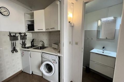 Ce charmant appartement T1 est parfaitement situé au cœur de Nice, à deux pas de la place Masséna et de la vibrante vieille ville, ce qui en fait un choix idéal pour tous ceux qui souhaitent découvrir la ville à pied. Avec un accès direct au Tramway ...