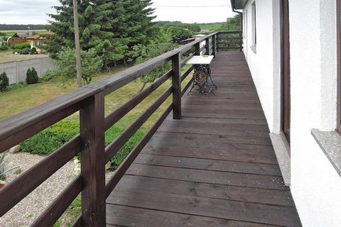 Appartement récemment rénové dans un endroit calme avec une grande terrasse sur le toit pour se détendre. Le grand jardin offre beaucoup d'espace pour jouer et vous pouvez utiliser le gril pour une agréable soirée barbecue avec toute la famille. Aprè...