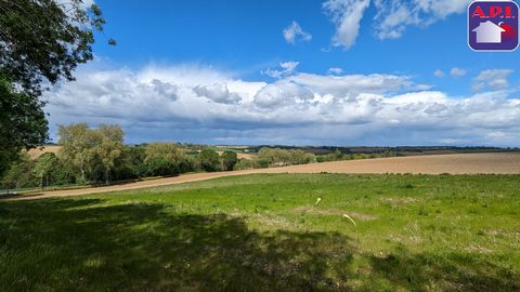 BOUWGROND Aan een doodlopende weg, in een geheel van slechts drie percelen grond buiten de verkaveling en dichtbij de dorpskern. Aan de voet van het meer van Thesauque, zeldzaam in de streek, ontdekt u dit relatief vlakke perceel met een prachtig uit...