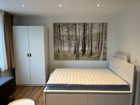 Dieses Apartment bietet ein erstklassiges Wohnambiente und ist perfekt für Berufspendler oder Beschäftigte, die vorübergehend in Düsseldorf arbeiten – aber auch Langzeitmieter werden sich hier wohlfühlen. Komplett möbliert und stilvoll eingerichtet, ...