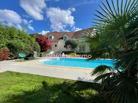 Dans un village de charme proche de Saint-Pierre-lès-Nemours ! Grande maison contemporaine de 260 m2, avec une piscine chauffée et un sous-sol sans travaux. Comprenant une entrée donnant sur une vaste pièce à vivre de 100 m2, avec de larges baies vit...