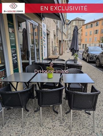 A vendre, au Puy-en-Velay, un Bar , Sandwicherie de 45 mètres carrés, idéal pour développer votre activité. Situé dans une ville dynamique et touristique, ce bien comprend une pièce spacieuse, une cuisine et offre un cadre de travail agréable. L’espa...