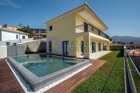 Located in one of the prime areas of the city of Funchal (Zino Foundation), this villa enjoys an eternal view over the sea and the entire amphitheater of Funchal. Of traditional architecture, not only its appearance but also its impeccable constructi...