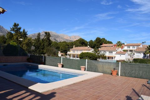 To live in this bungalow in La Nucia, Alicante, is to fulfill a dream, it is more than just an experience that awakens emotions of tranquility and well-being. Imagine waking up every morning to the soft Mediterranean sun caressing your face, while th...