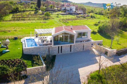 Istrien, Motovun Eine neue, moderne Villa in der Nähe von Motovun ist eine Rarität auf dem Markt, sowohl in Bezug auf die Lage als auch auf die Qualität der Ausführung und das erzielte touristische Ergebnis. Es besteht aus zwei Etagen: Erdgeschoss un...