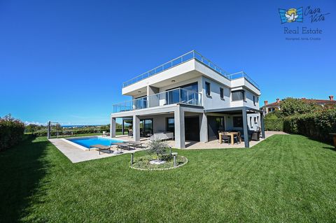 Istria, Novigrad Perfect place for a family, or fantastic potential for a tourist rental? This modern house near Novigrad can be both, depending on your wishes. Because it represents a contemporary real estate of top quality and aesthetic impression,...