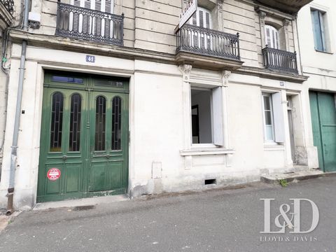 Charming apartment in the heart of Saumur Discover this magnificent T2/3 of 57 m², nestled in a historic residence from 1949, bathed in light thanks to its south-west exposure. This unfurnished property, in good condition, consists of 4 rooms, includ...