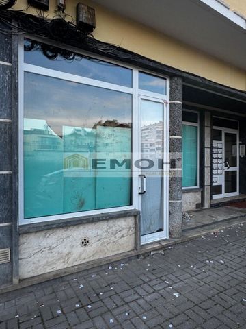 Excellent opportunity for those looking for a versatile and well-located space! This store, with 30m², which also has a lower floor with the same size for warehouse and a bathroom, located in Falagueira, Amadora, offering a well-used area in perfect ...