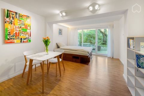 Welcome home with a view of the greenery and high-quality furnishings, in one of the most beautiful parts of Cologne-Nippes. Very quiet location directly at the park and at the end of a cul-de-sac, south-west terrace with wonderful evening sun. The s...