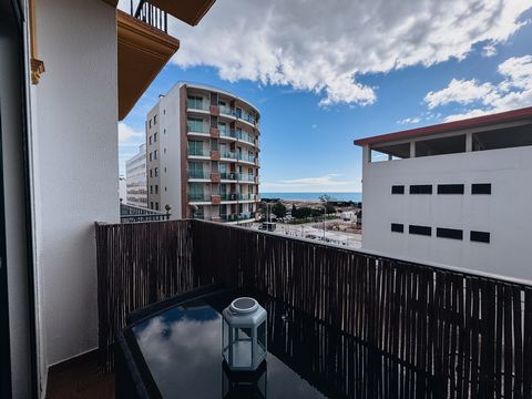 Apartamento de 1 dormitorio en Monte Gordo, en una ubicación privilegiada y a escasos metros de la playa de Monte Gordo, y con una fabulosa vista al mar. El piso se encuentra en una segunda planta con ascensor, y ha sido totalmente rehabilitado, incl...