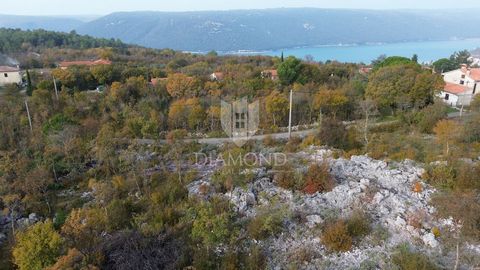 Location: Istarska županija, Raša, Trget. Ausgezeichnetes Baugrundstück 500 Meter vom Meer entfernt. Wir verkaufen das erwähnte Grundstück, das sich in ausgezeichneter Lage befindet, nur 500 Meter vom Meer entfernt. Das Gelände hat eine rechteckige F...